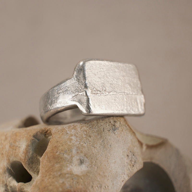 UNUN_CastTextured_Signet.jpg__PID:a5d28c93-ff5c-4027-b62e-978410be4e8f